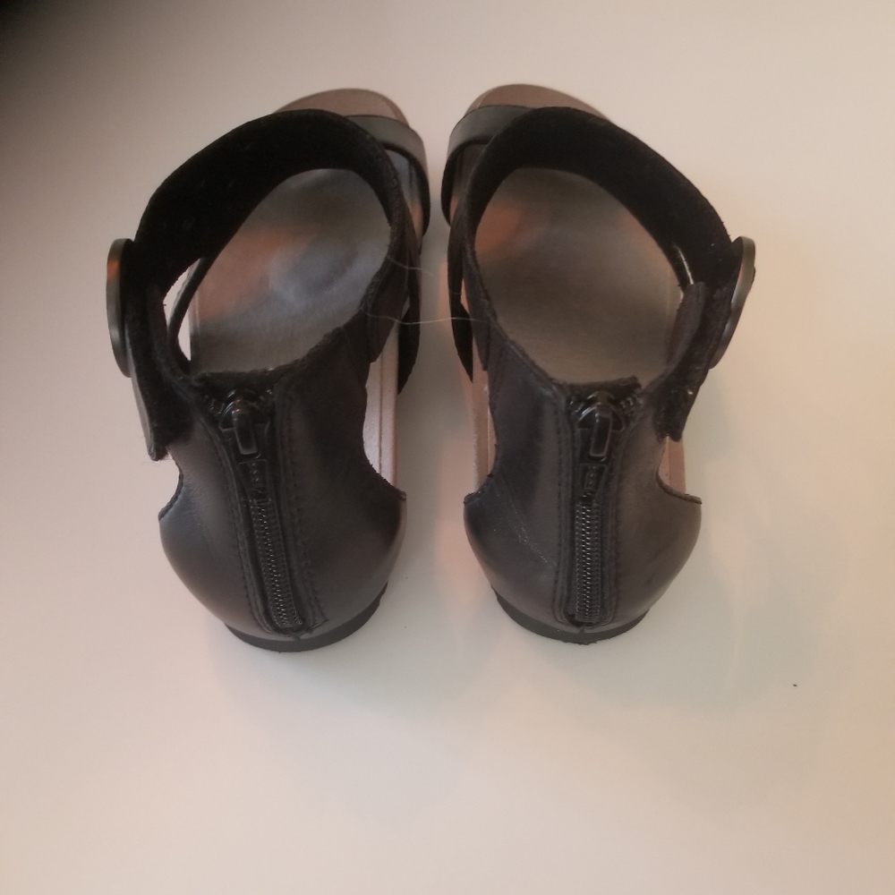 Earth Sandals - Picture 2 of 3